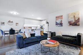 Riverside 2-bed Apartment With Balcony & Parking