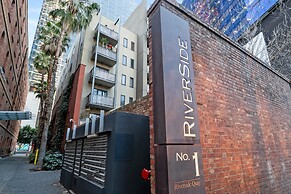 Riverside 2-bed Apartment With Balcony & Parking
