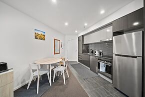 Light-filled 1-bed Apartment With Pool & Gym