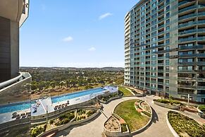 Light-filled 1-bed Apartment With Pool & Gym