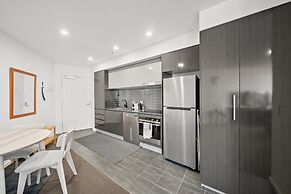 Light-filled 1-bed Apartment With Pool & Gym