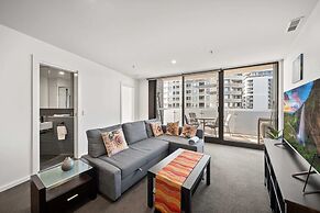 Light-filled 1-bed Apartment With Pool & Gym