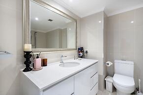 Spacious 2-bed Apartment Near Dining & Attractions