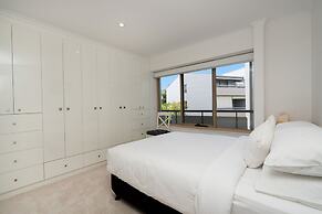 Spacious 2-bed Apartment Near Dining & Attractions