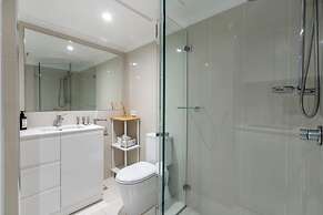 Spacious 2-bed Apartment Near Dining & Attractions
