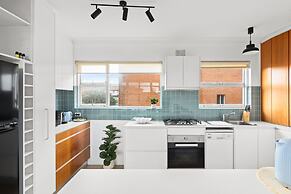 Bright 2-bed Flat With Balcony in Vaucluse