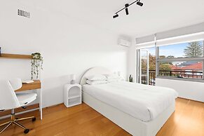 Bright 2-bed Flat With Balcony in Vaucluse