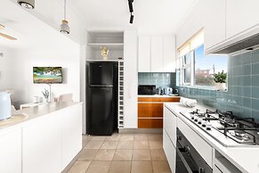 Bright 2-bed Flat With Balcony in Vaucluse