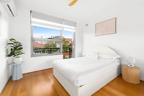 Bright 2-bed Flat With Balcony in Vaucluse