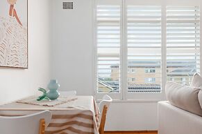 Bright 2-bed Flat With Balcony in Vaucluse