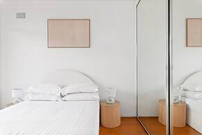 Bright 2-bed Flat With Balcony in Vaucluse