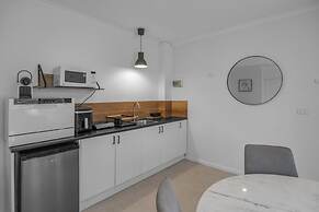 Central 1-bed Adelaide Apartment With Balcony