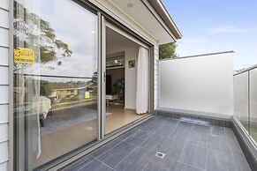 Spacious Corio Townhouse Near Ferry & Waterfront