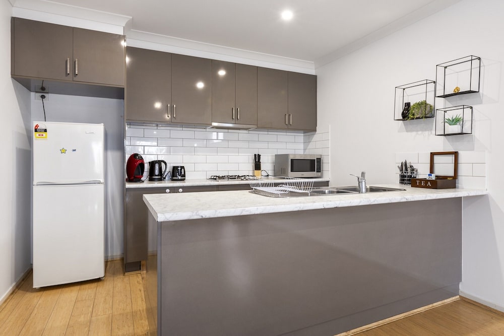 Spacious Corio Townhouse Near Ferry & Waterfront