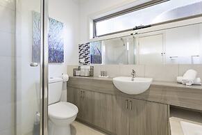 Spacious Corio Townhouse Near Ferry & Waterfront