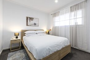 Spacious Corio Townhouse Near Ferry & Waterfront