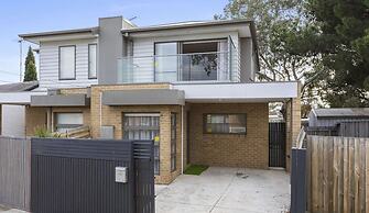 Spacious Corio Townhouse Near Ferry & Waterfront