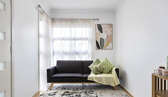 Spacious Corio Townhouse Near Ferry & Waterfront