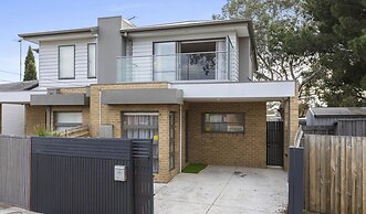 Spacious Corio Townhouse Near Ferry & Waterfront