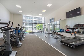 Bright 2-bed Flat Near City Amenities