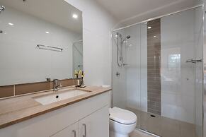 Bright 2-bed Flat Near City Amenities