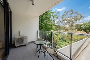 Bright 2-bed Flat Near City Amenities
