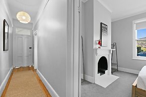 Charming 2-bed House in North Hobart