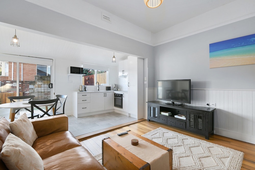 Charming 2-bed House in North Hobart