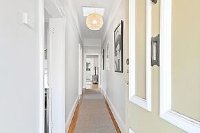 Charming 2-bed House in North Hobart