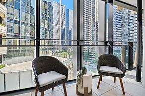 Spacious Modern Apartment With Pool & Gym Access
