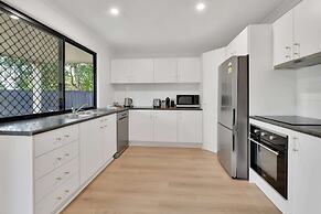 Homely 3-bed Townhouse With Pool & Gym Access