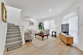 Homely 3-bed Townhouse With Pool & Gym Access