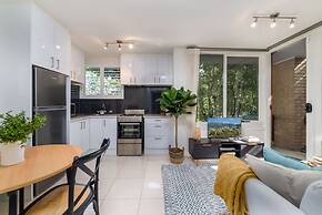 Cosy and Convenient Leafy Apartment
