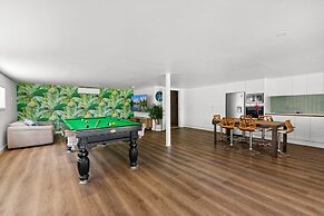 Elegant 3-bed Home With Games Room