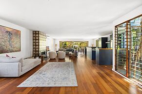 Elegant 3-bed Home With Games Room