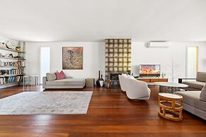 Elegant 3-bed Home With Games Room