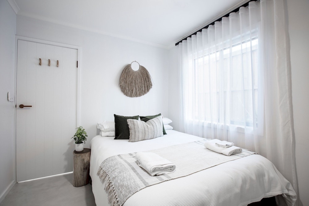 Coastal 2-bed Apartment With Courtyard