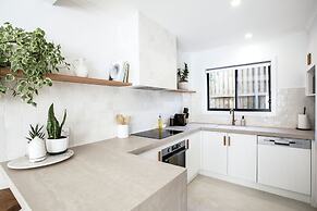 Coastal 2-bed Apartment With Courtyard