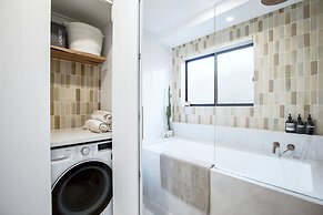 Coastal 2-bed Apartment With Courtyard