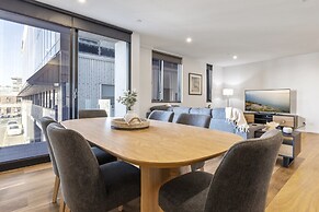Oceanfront 2-bed With Balcony & Study Nook