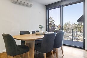 Oceanfront 2-bed With Balcony & Study Nook