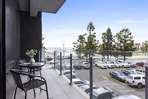 Oceanfront 2-bed With Balcony & Study Nook
