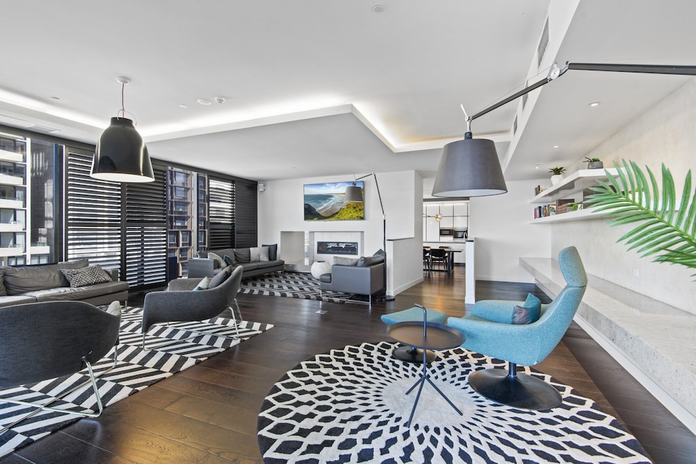 Chic 1-bed With Balcony Views and Amenities