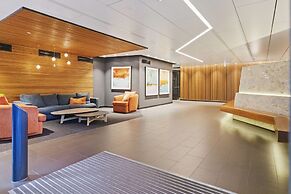 Chic 1-bed With Balcony Views and Amenities