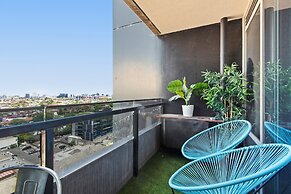 Chic 1-bed With Balcony Views and Amenities