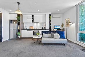 Chic 1-bed With Balcony Views and Amenities