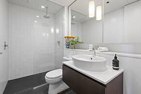Chic 1-bed With Balcony Views and Amenities
