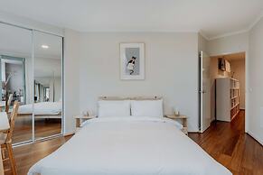 Central 2-bed With Gym and Parking
