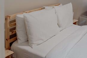 Central 2-bed With Gym and Parking