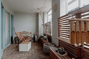 Central 2-bed With Gym and Parking